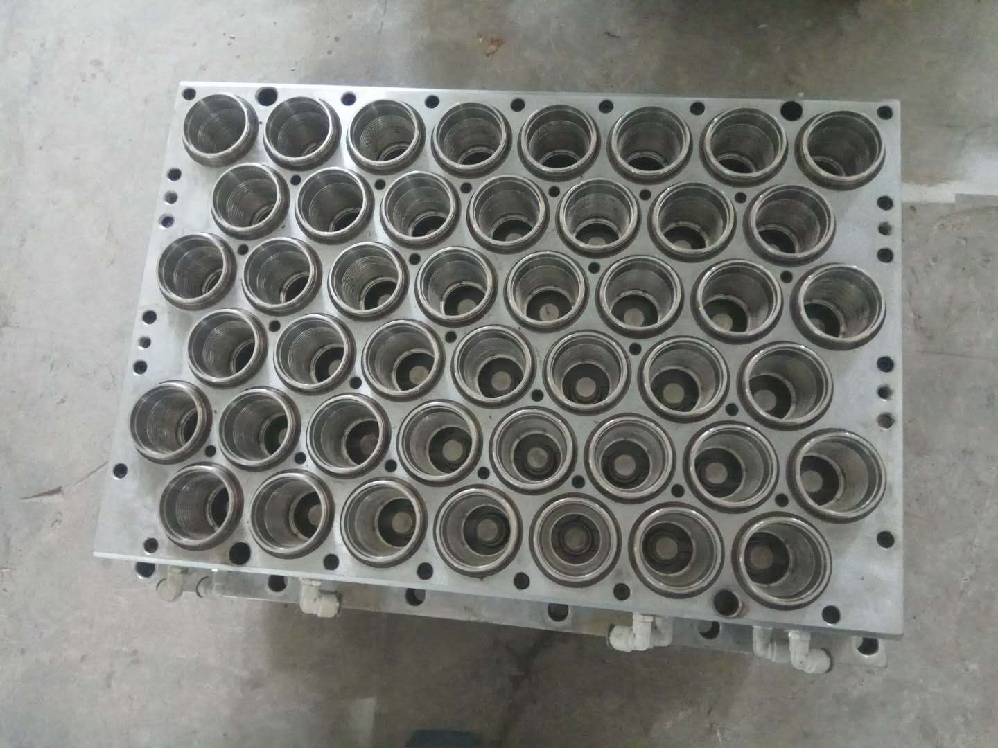 多腔模具